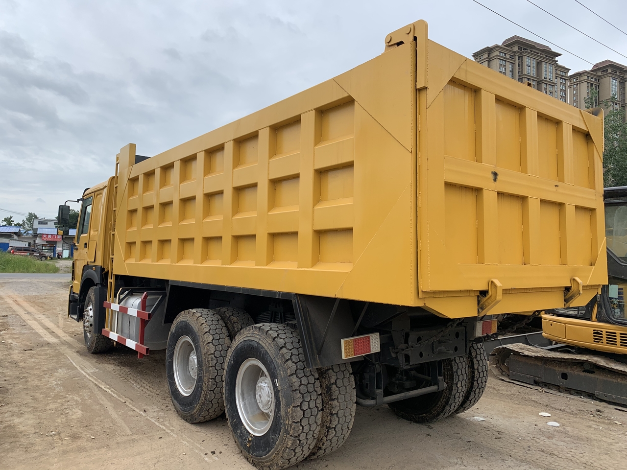 Camión volquete para transporte de equipos pesados SINOTRUK Howo Dump truck 371: foto 6